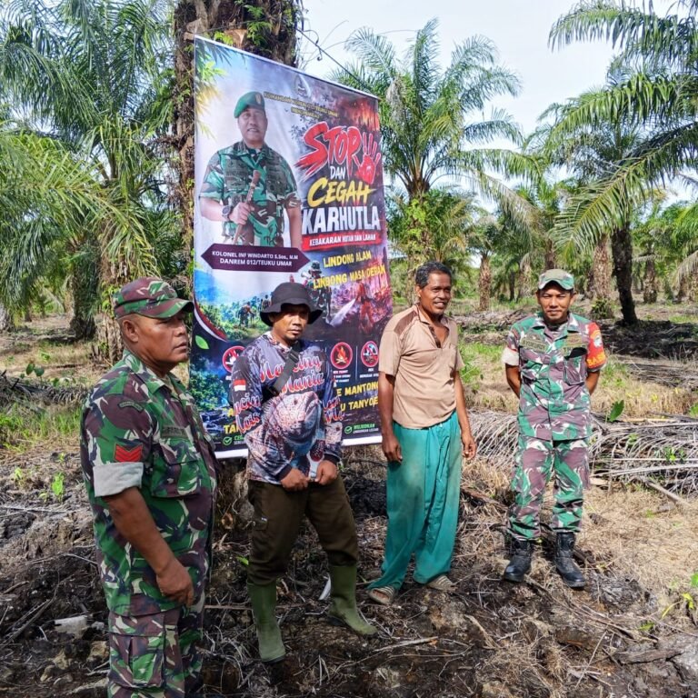 Papan Larangan Bakar Hutan Dipasang di Teunom, Babinsa Perkuat Pencegahan Karhutla