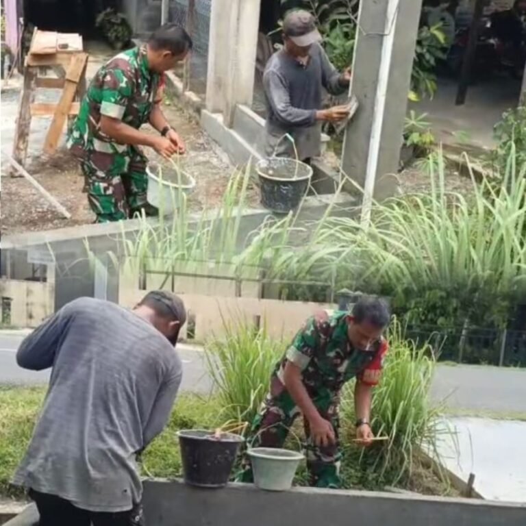 Babinsa Koramil 09/Samatiga Bantu Warga, Pekerjaan Pagar Beton Dikerjakan Bersama