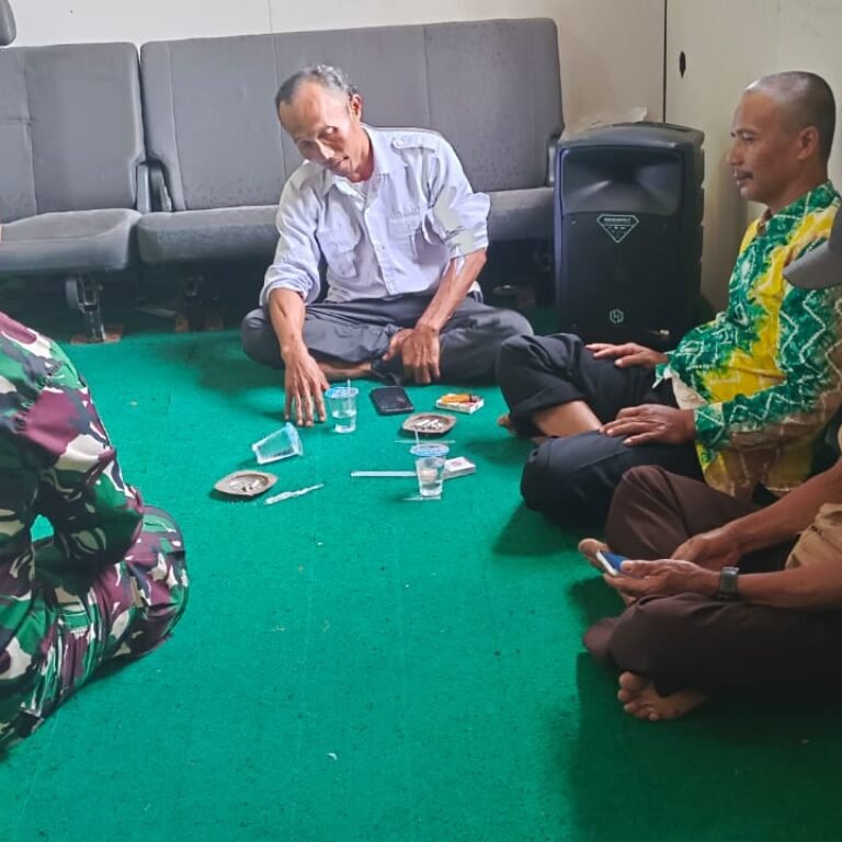 ‎Hadir di Tengah Masyarakat, Babinsa Rantau Badauh Pererat Silaturahmi & Kewaspadaan