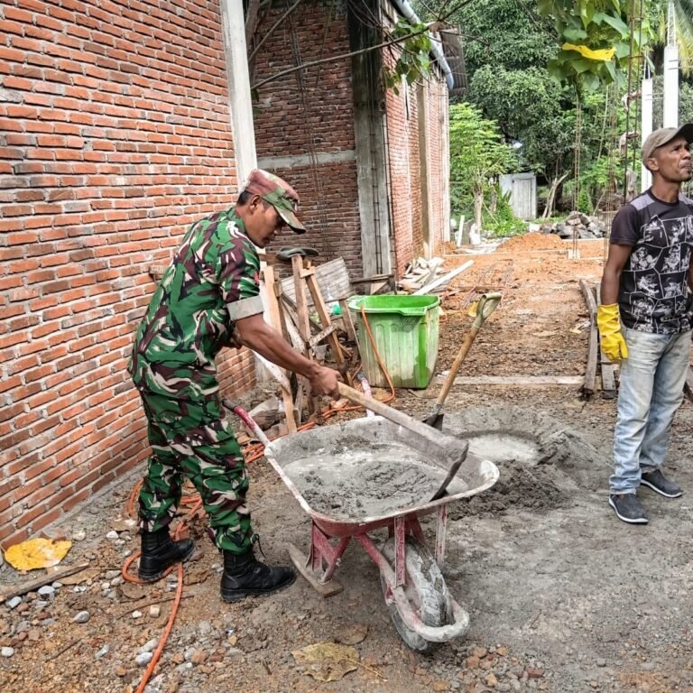 Sambil Bekerja, Babinsa Koramil 05/Panga Jaga Komunikasi dengan Masyarakat Desa Keude Panga