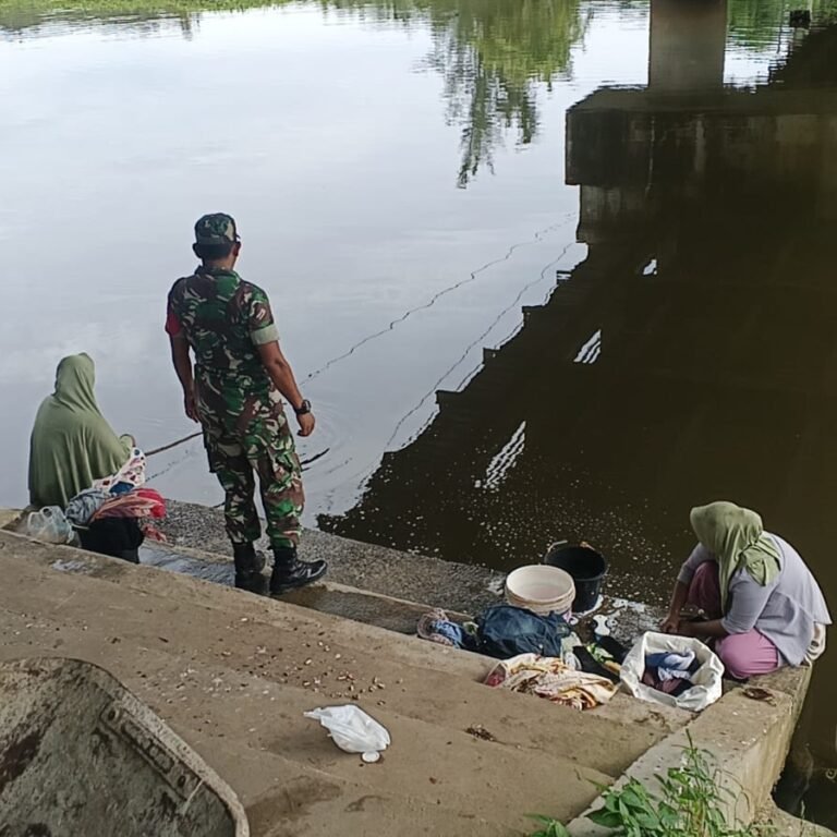 Debit Sungai Krueng Lageun Dipantau Babinsa, Warga Sawang Diingatkan Waspadai Perubahan Air