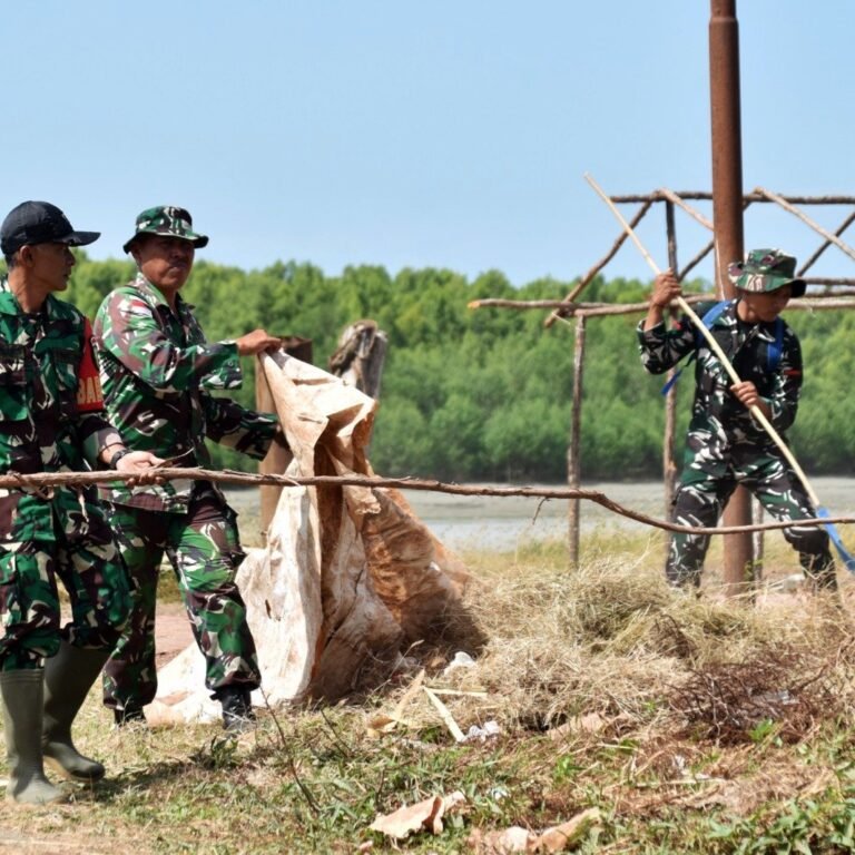 Gotong Royong Persiapkan Festival Kali Maro, Kodim 1707/Merauke Kerja Bakti di Dusun Serapu