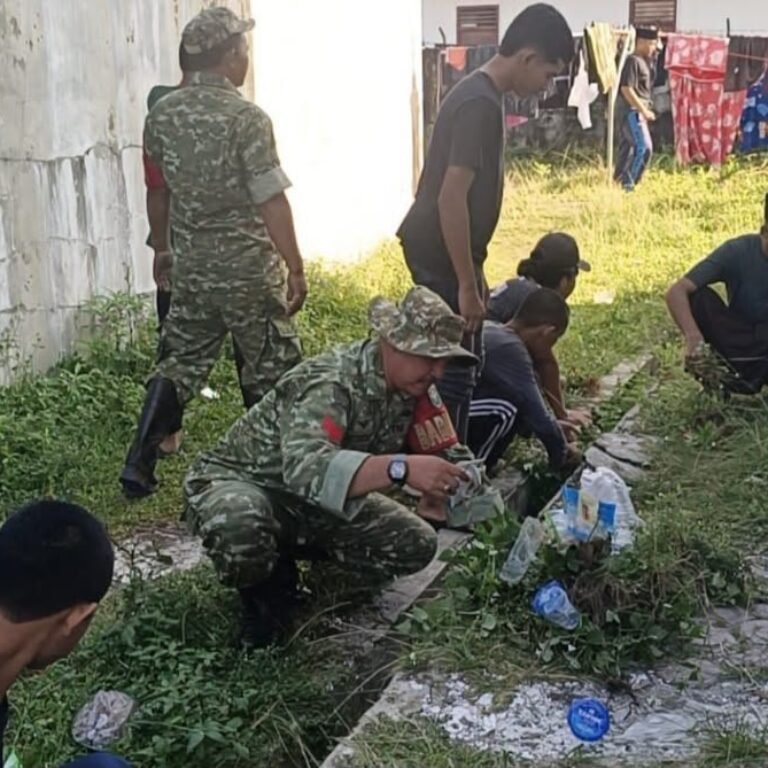 Gotong Royong Bersih-bersih, Kodim 0107/Aceh Selatan Libatkan Santri Sambut HUT TNI