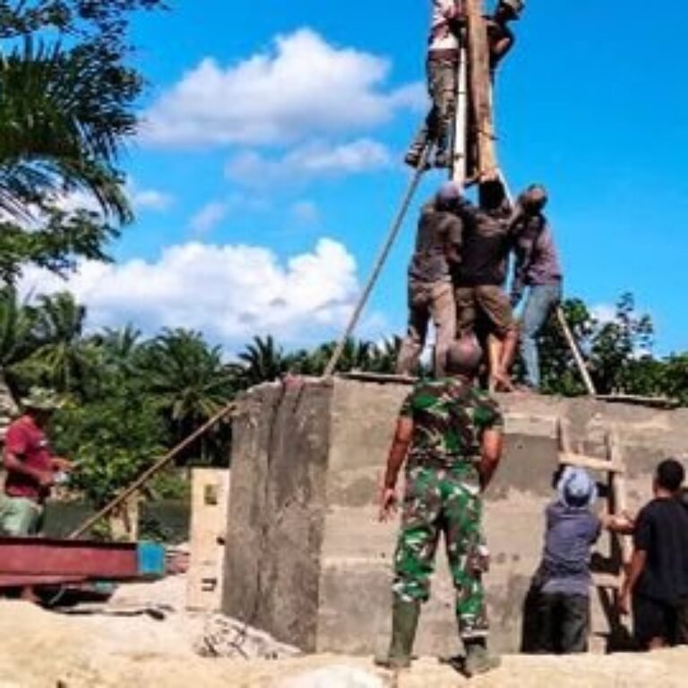 Di Desa Serasah, Warga-Bareng TNI Pasang Tiang Jembatan Perintis