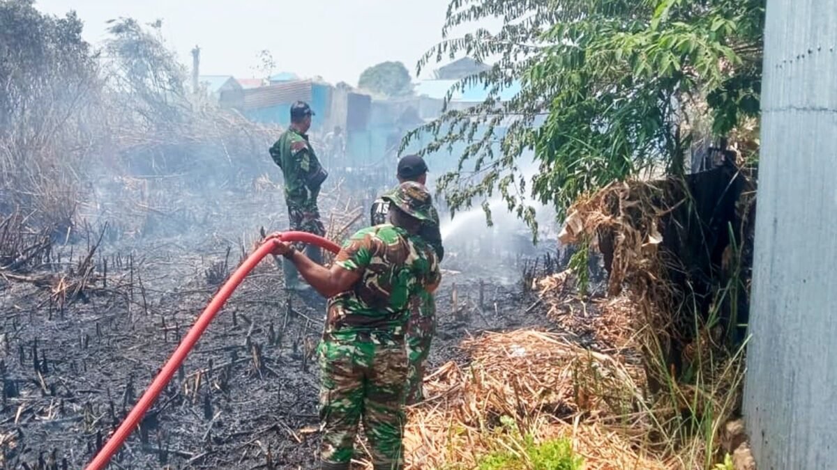 Warga dan Kodim 1707/Merauke Tumpas Api di Sekitar Permukiman Ternate