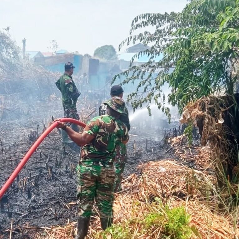 Warga dan Kodim 1707/Merauke Tumpas Api di Sekitar Permukiman Ternate
