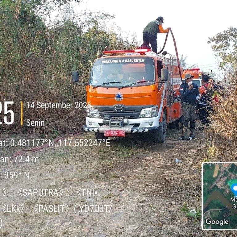 Petugas Gabungan Padamkan Kebakaran 1 Hektare di Desa Sangatta Utara