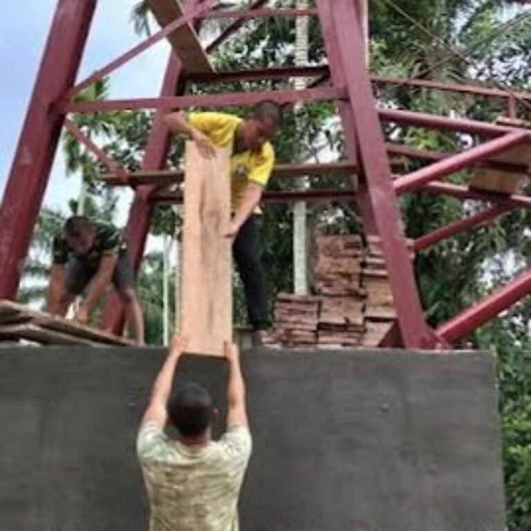 Persiapan Lantai Jembatan Cibubukan–Serasah: Kayu Dipotong Bertahap oleh TNI dan Warga