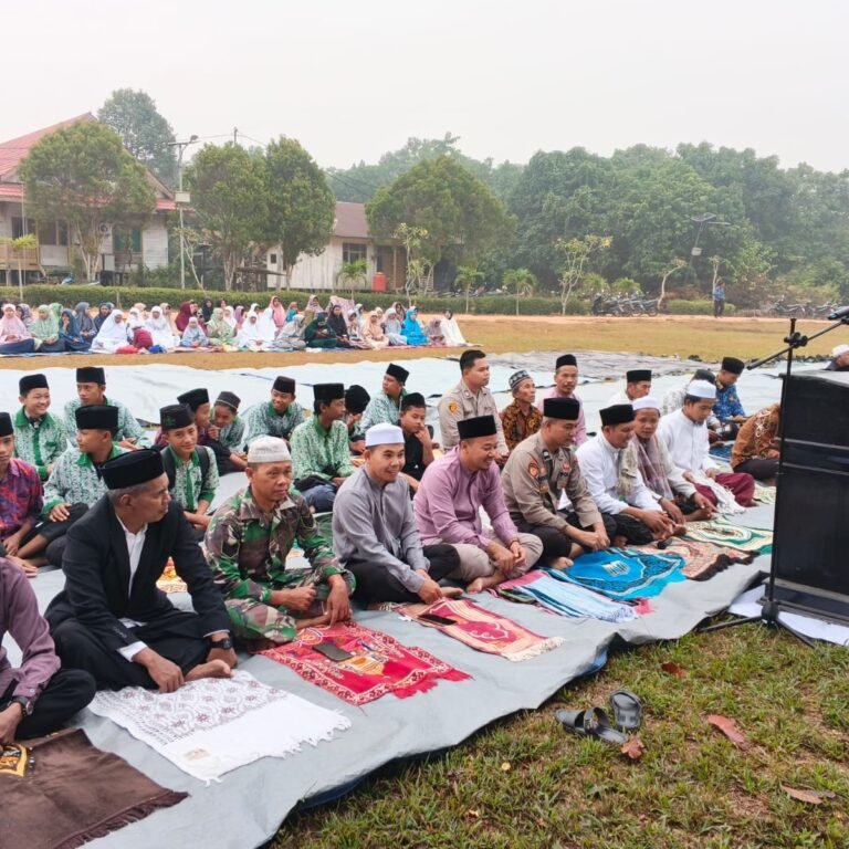 Babinsa Muara Ancalong Hadiri Shalat Istisqa di Desa Sumber Sari