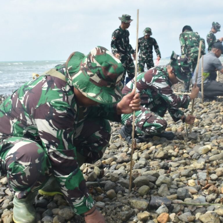 Sambut HUT TNI ke-81, Kodim 1004/Kotabaru Gelar Tanam Mangrove di Pesisir