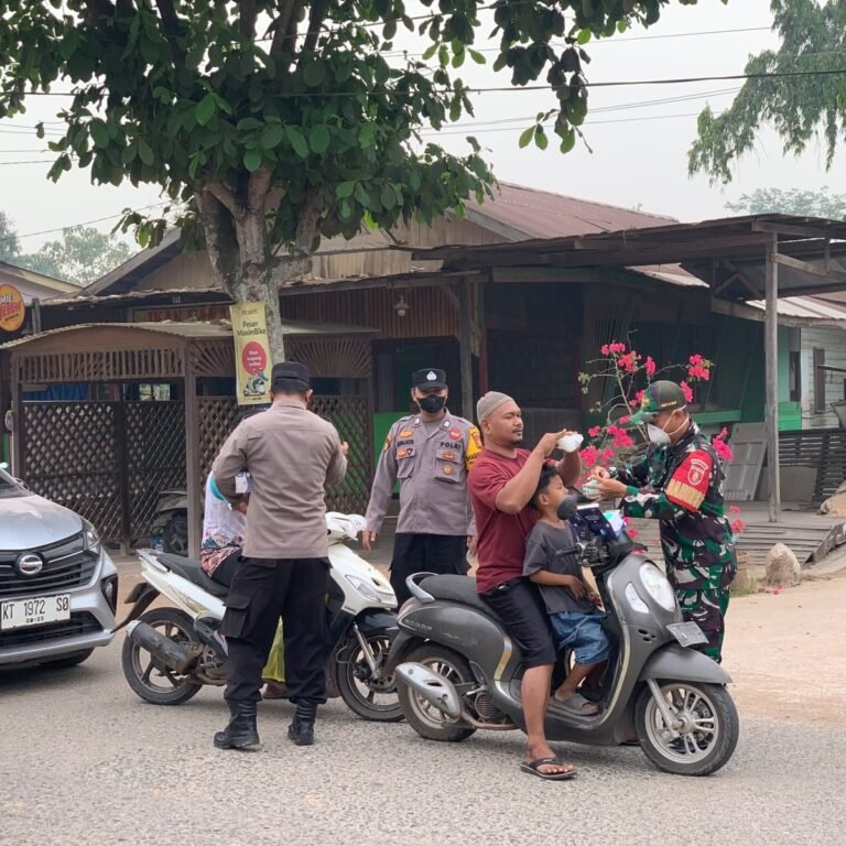 Bengalon Bagikan 1.000 Masker untuk Lindungi Pernapasan Warga dari Asap