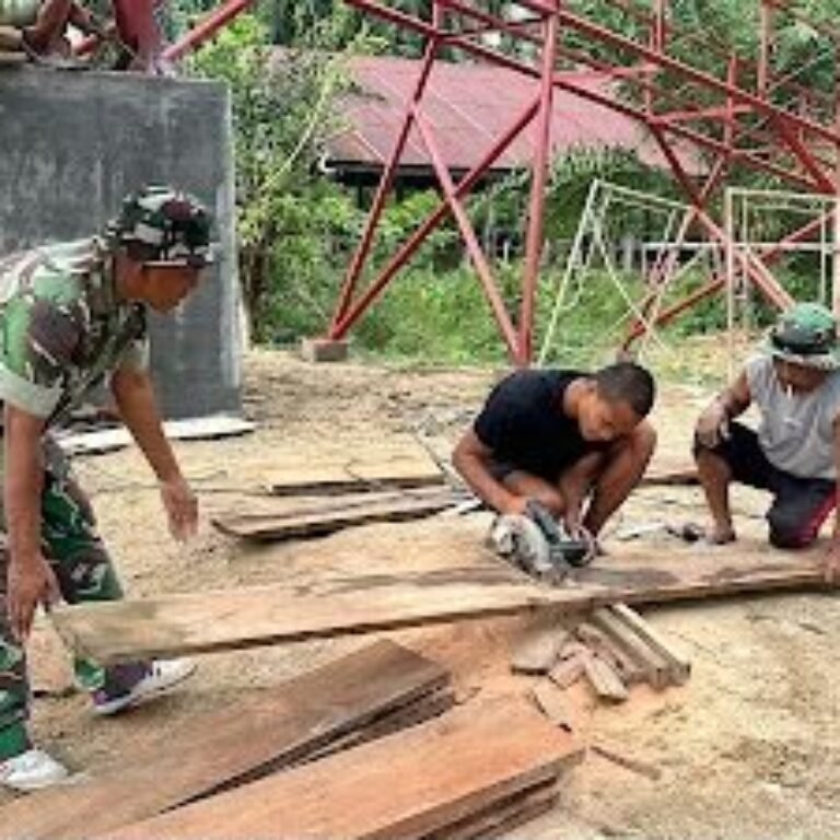 Warga Bantu Kodim 0109/Aceh Singkil Potong Material Lantai untuk Jembatan Perintis