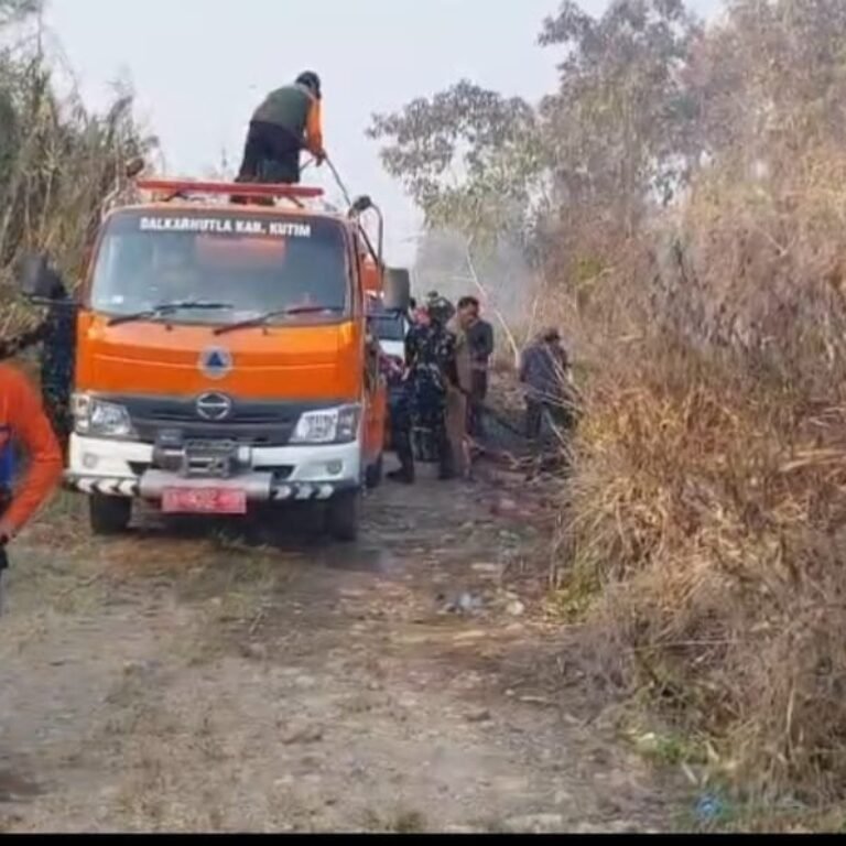 Petugas Padamkan Kebakaran Lahan di Sangatta Utara, Seorang Pria Diamankan