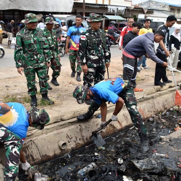 Peringati HUT ke-81 TNI, Merauke Gelar Pembersihan Massal di Pasar Wamanggu