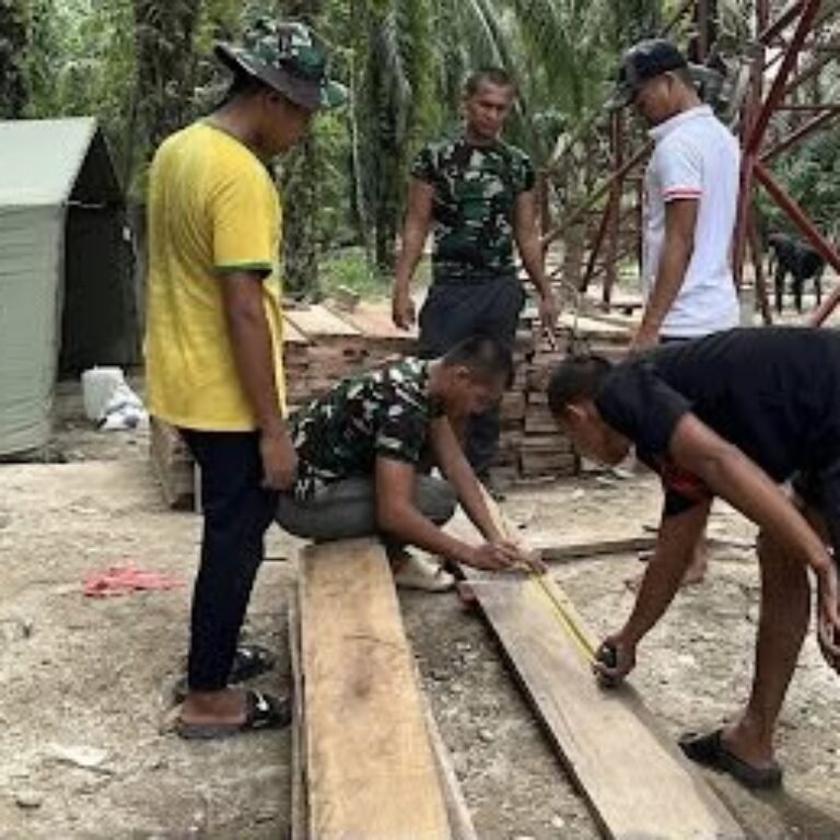Warga dan TNI Siapkan Besi serta Papan untuk Pembangunan Jembatan Serasah-Cibubukan