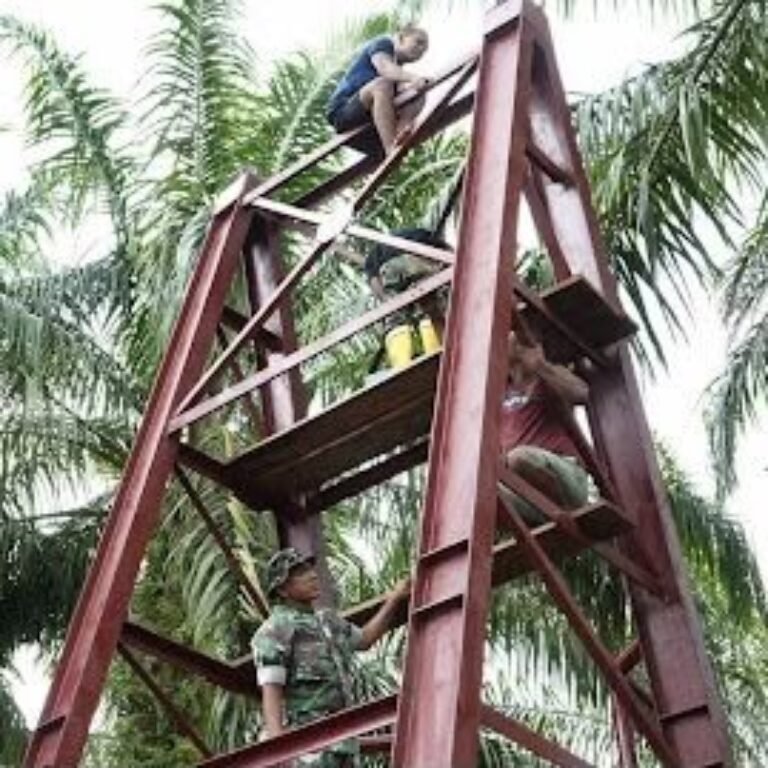 Gotong Royong Pasang Roda Seling pada Jembatan Penghubung Cibubukan-Serasah