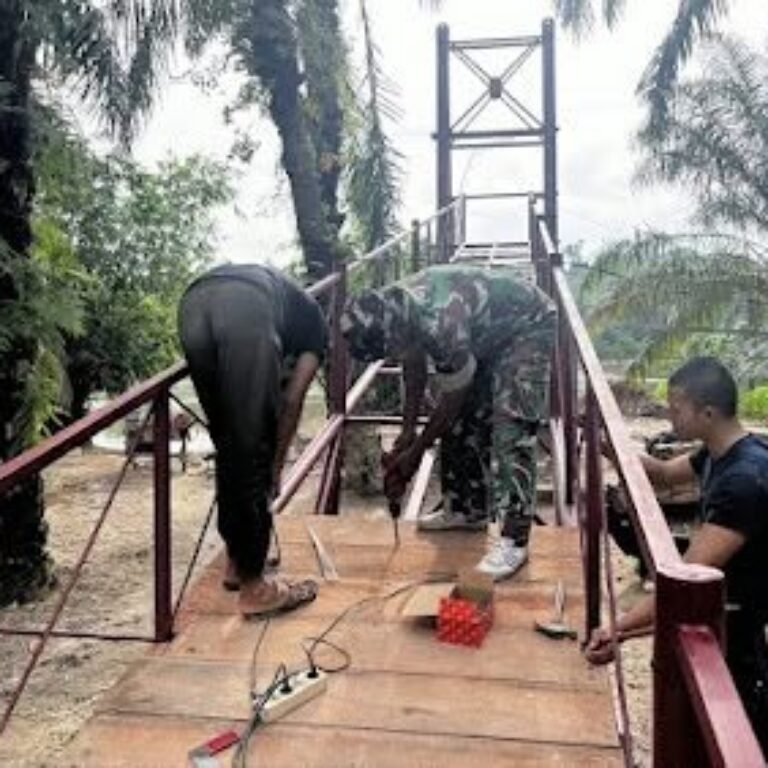 Personel Kodim 0109/Aceh Singkil dan Warga Selesaikan Tahap Pemasangan Lantai Jembatan