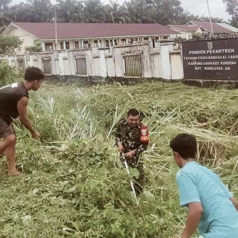 Serka H Harahap Pimpin Pembersihan Lingkungan Pesantren Bersama Pemuda