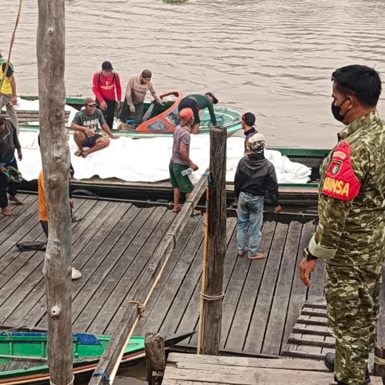 Lewati Sungai, 14,61 Ton Beras Tiba di Tiga Desa Paminggir dengan Pengawalan Babinsa