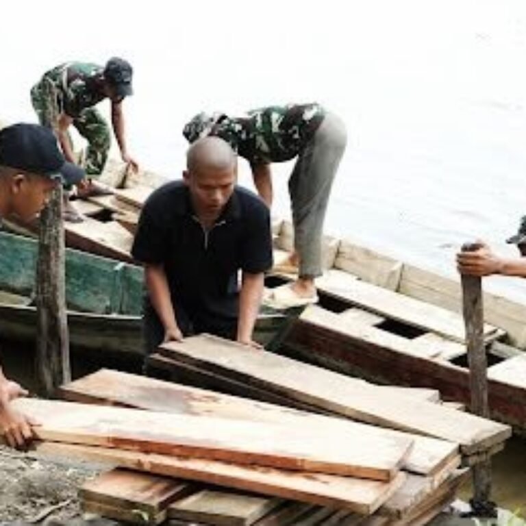 Gotong Royong Angkut Papan Lewat Air Dukung Pembangunan Jembatan Cibubukan-Serasah
