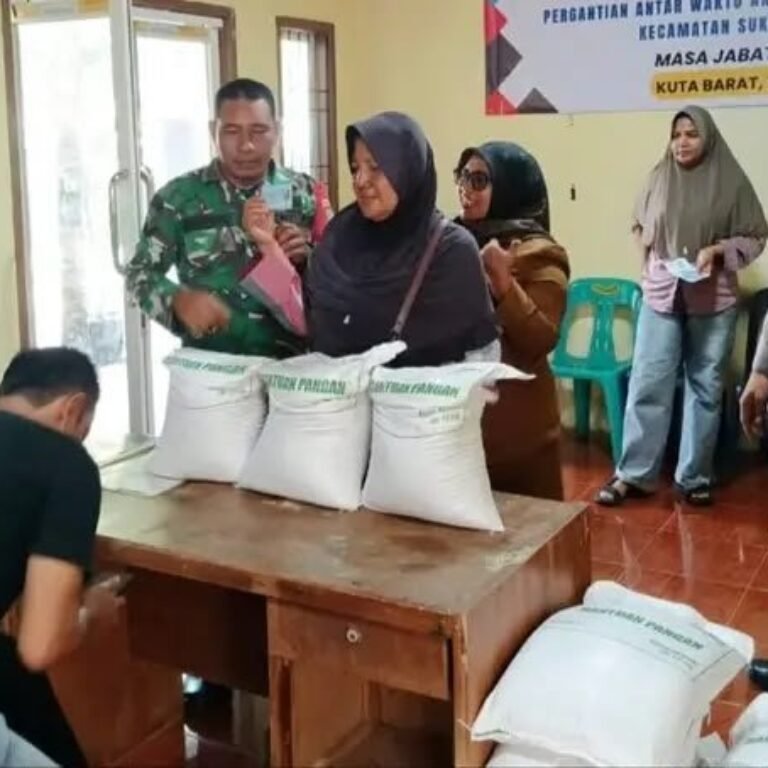 Babinsa Koramil 02/Sukakarya Dampingi Penyaluran Bantuan Beras untuk 452 KPM