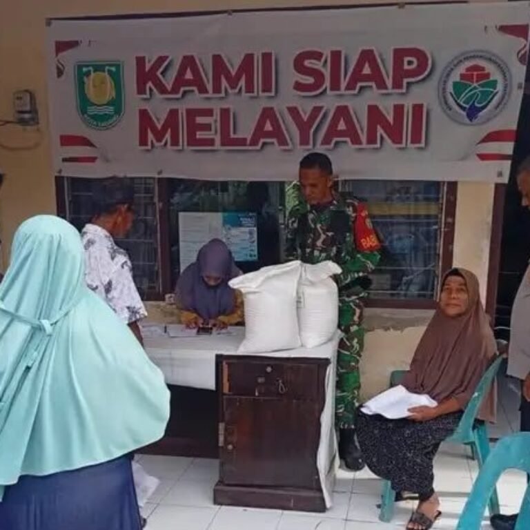 Babinsa Serka Insarlin Dampingi Distribusi Beras di Gampong Aneuk Laot