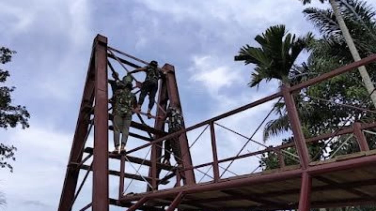 Warga dan TNI Cat Tiang Utama Jembatan Perintis Cibubukan-Serasah