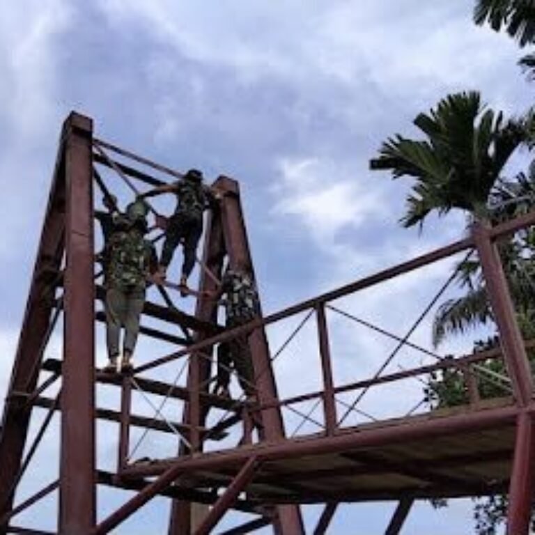 Warga dan TNI Cat Tiang Utama Jembatan Perintis Cibubukan-Serasah