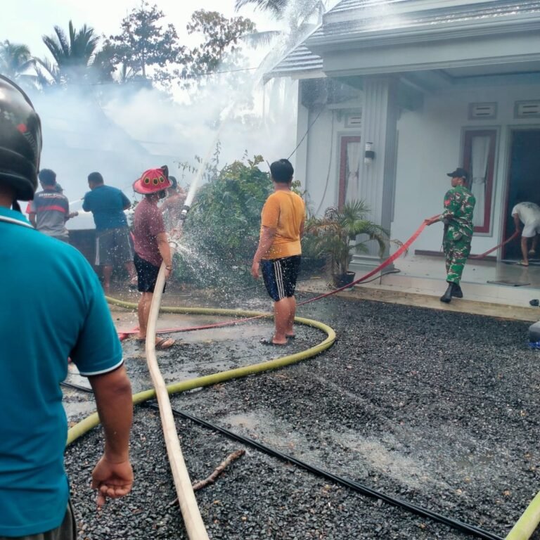 Siang Berasap di Tatakan: Dua Rumah dan Beberapa Kendaraan Terbakar, Diduga Korsleting