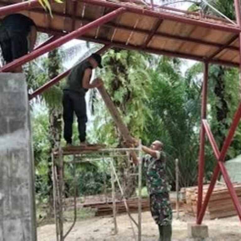 Personel Kodim dan Yon TP 957/LU Susun Papan untuk Pembangunan Lantai Jembatan Cibubukan-Serasah
