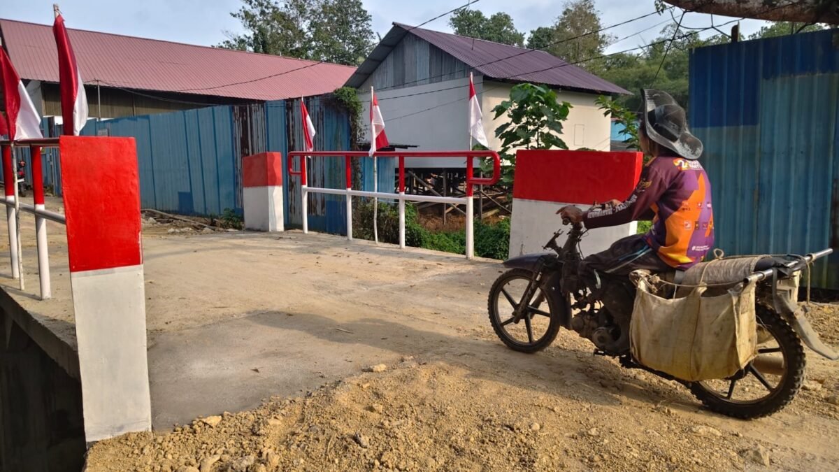 Pengawasan Babinsa di Jembatan Beton Martadinata Pastikan Lalu Lintas Aman