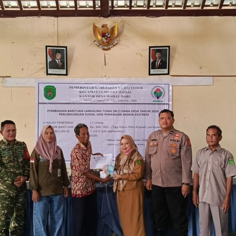 Pendampingan Babinsa Pastikan BLT-DD 27 KK di Wahau Baru Tersalurkan