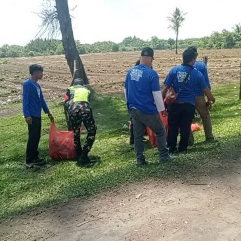 Pembersihan Pesisir Lhok Naga Permai: Babinsa Sertu Muhammad Pimpin Warga
