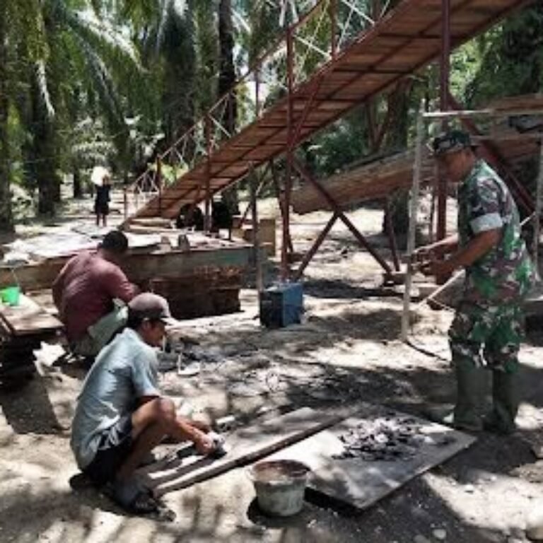Warga dan TNI Rakitan Besi Roda Seling untuk Jembatan Perintis