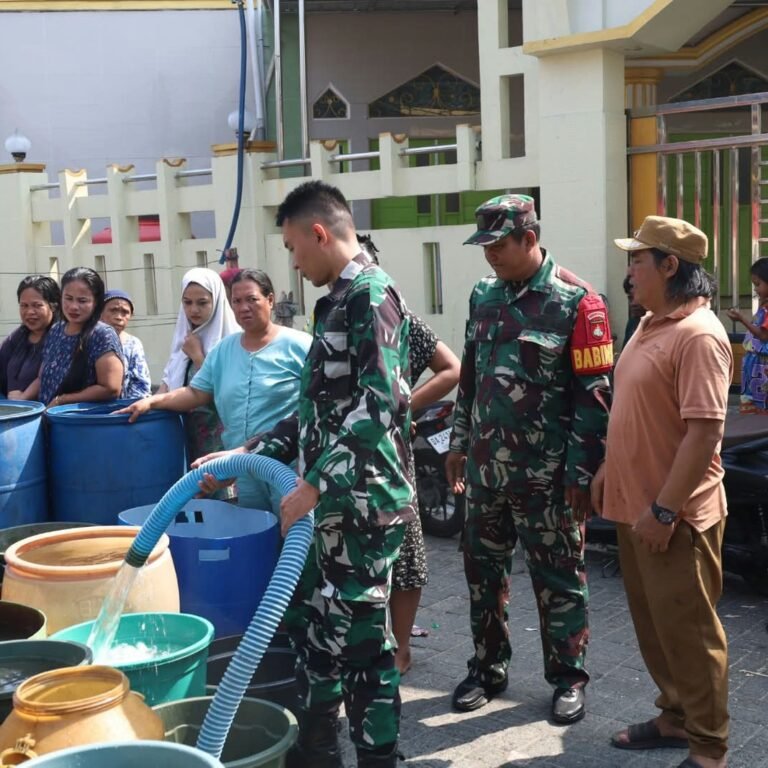 Bantu Warga Kekeringan, Kodim 1004/Kotabaru Salurkan Air Bersih