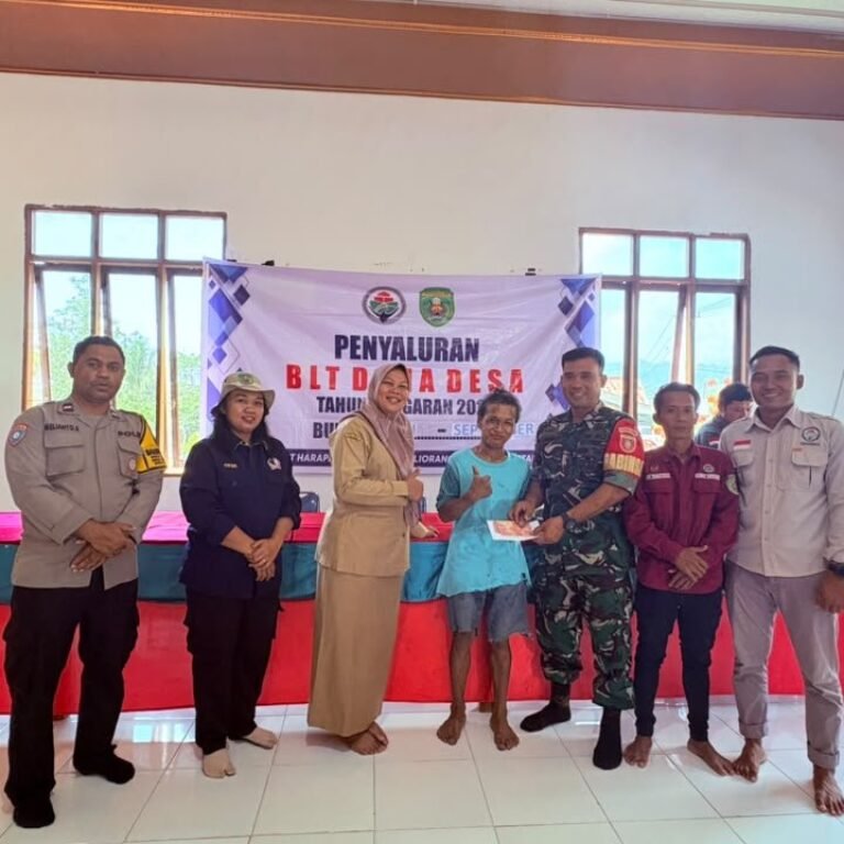 Serka M. Lasman F. Dampingi Penyerahan BLT-DD di Desa Bukit Harapan