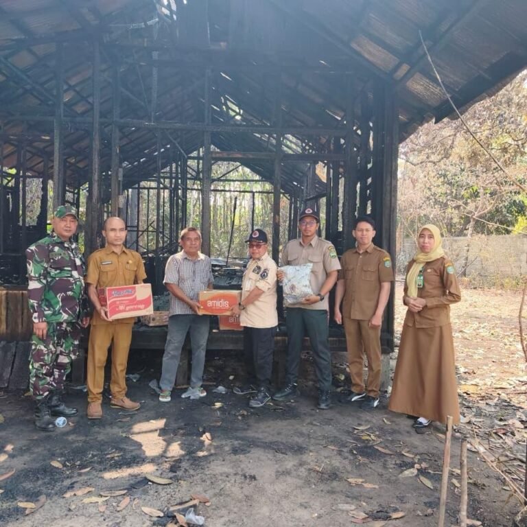 Korban Kebakaran di Karangan Putih Terima Santunan, Babinsa Kawal Penyerahan