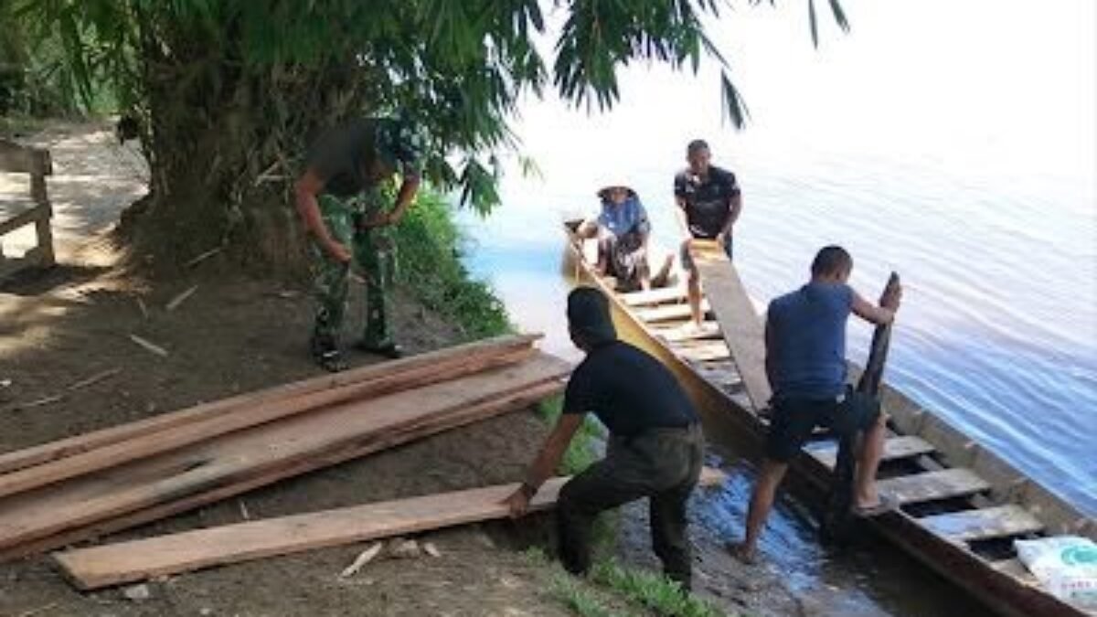 Pengelasan Tiang Pondasi dan Pengangkutan Papan Dilakukan TNI Bersama Warga Untuk Jembatan Cibubukan-Serasah
