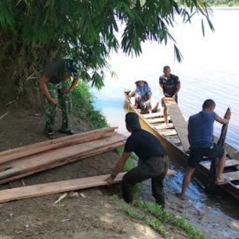 Pengelasan Tiang Pondasi dan Pengangkutan Papan Dilakukan TNI Bersama Warga Untuk Jembatan Cibubukan-Serasah
