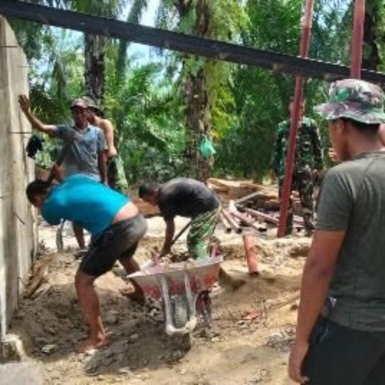 Warga dan TNI Bersama Meratakan Tanah untuk Timbun Pondasi Jembatan Perintis