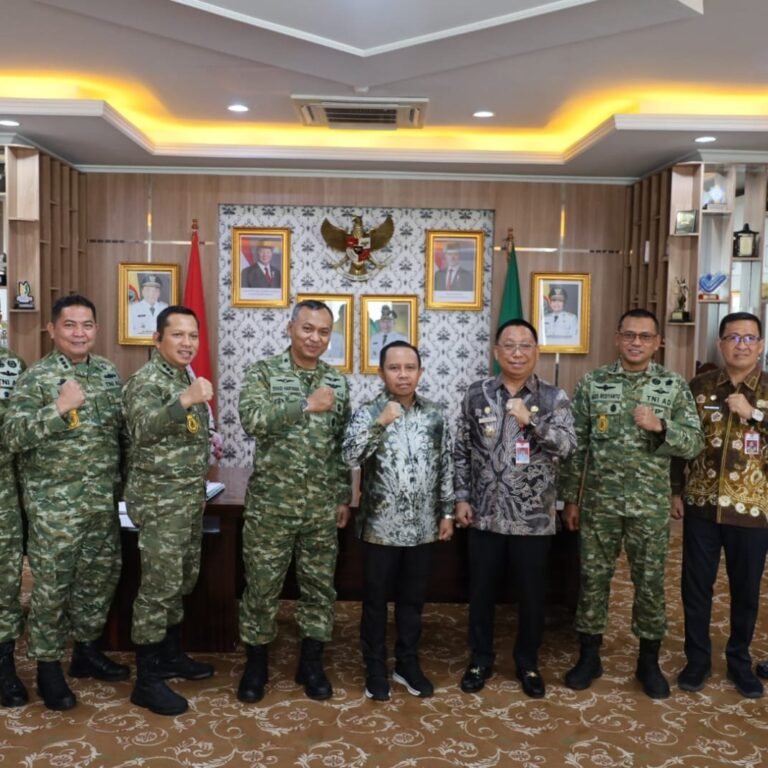 Dialog Antisipasi Karhutla: Pasis Sesko TNI Kunjungi Bupati Tapin