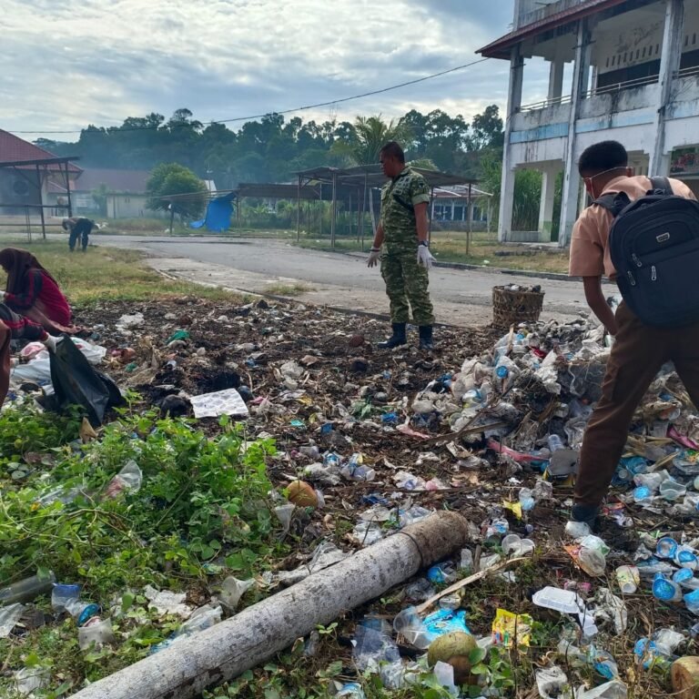 Bersihkan Pasar Kotafajar, Koramil 06/Kluet Utara dan Pelajar Gelar Karya Bakti