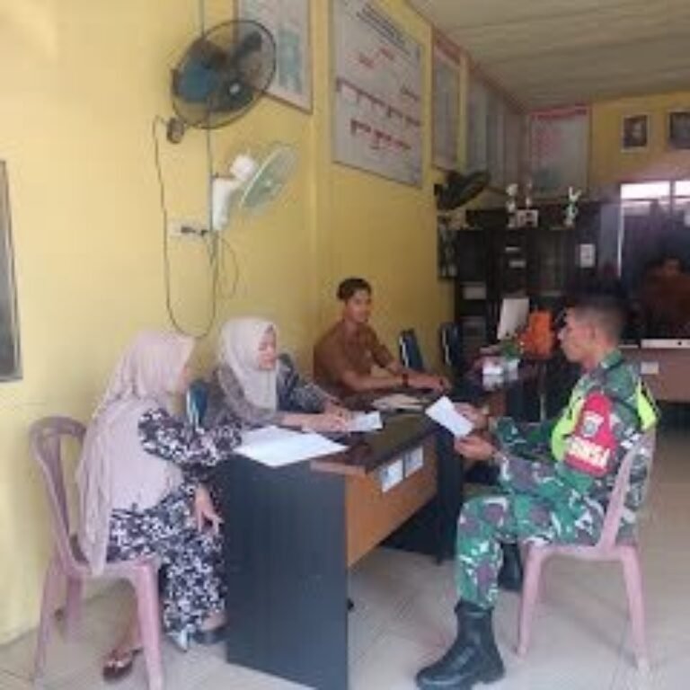 Patroli dan Edukasi: Babinsa Tripa Makmur Sosialisasikan Bahaya Karhutla di Neubok Yee PP