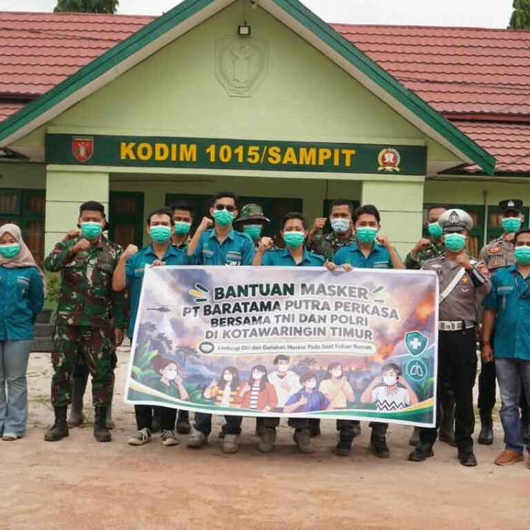 Kolaborasi Kodim 1015/Spt, Polres Kotim dan PT BPP Distribusikan Masker di Jalan Utama Sampit