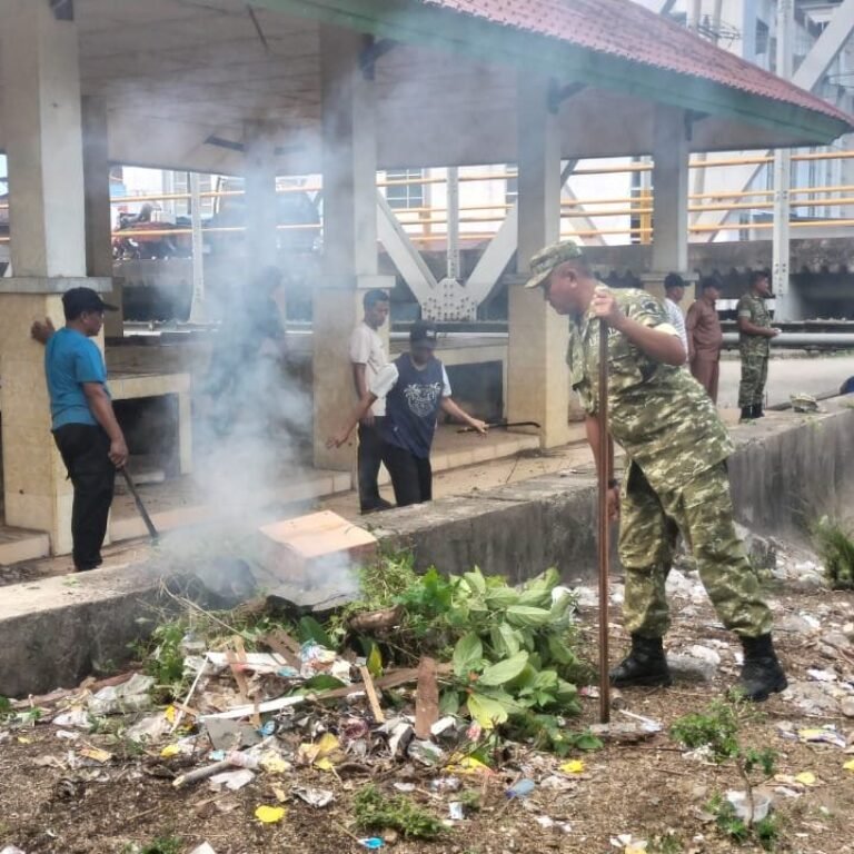 Aksi ‘TNI Peduli Sampah’ Kodim 0107/Aceh Selatan Bersihkan Desa dan Pasar