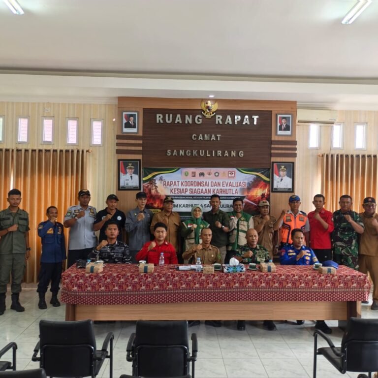 Sinergi Lintas Sektor Diperkuat: Danramil Sangkulirang Hadiri Rapat Karhutla