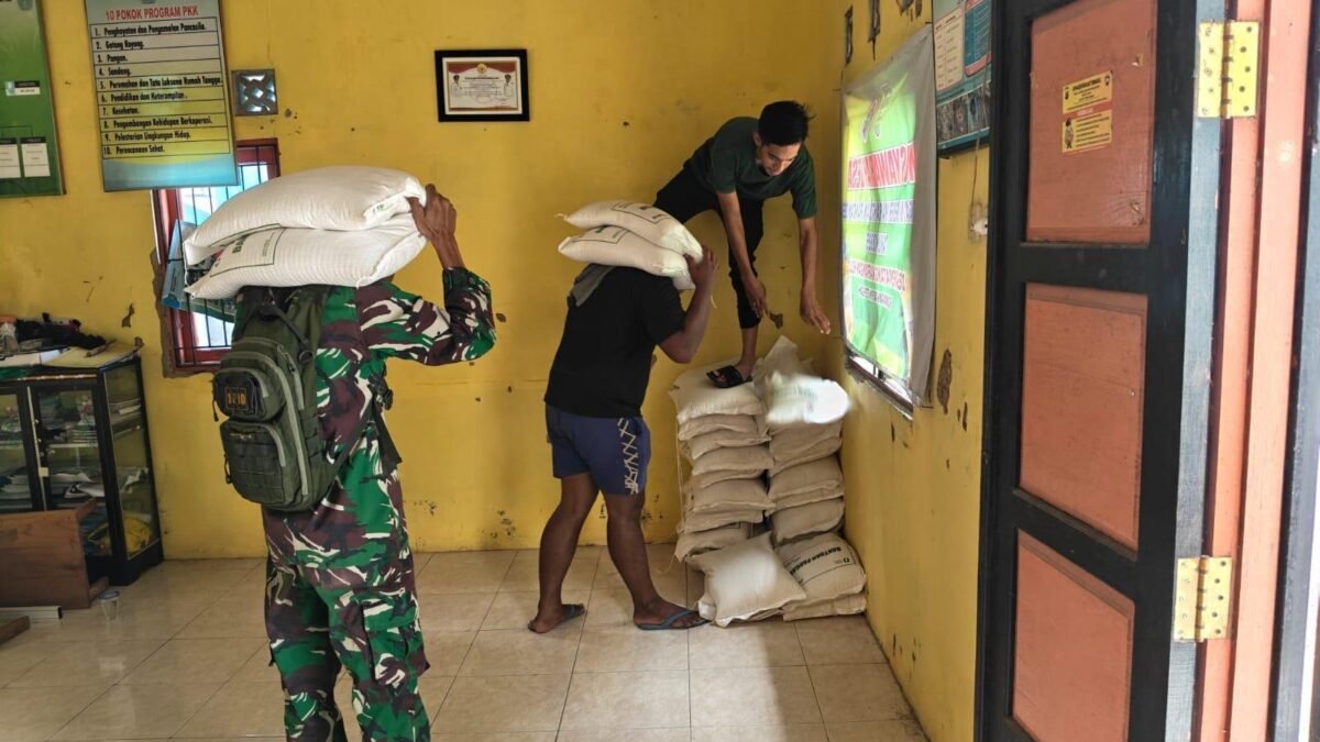 8.736 Karung Beras Disalurkan ke Warga Tapin Tengah dengan Pendampingan Babinsa