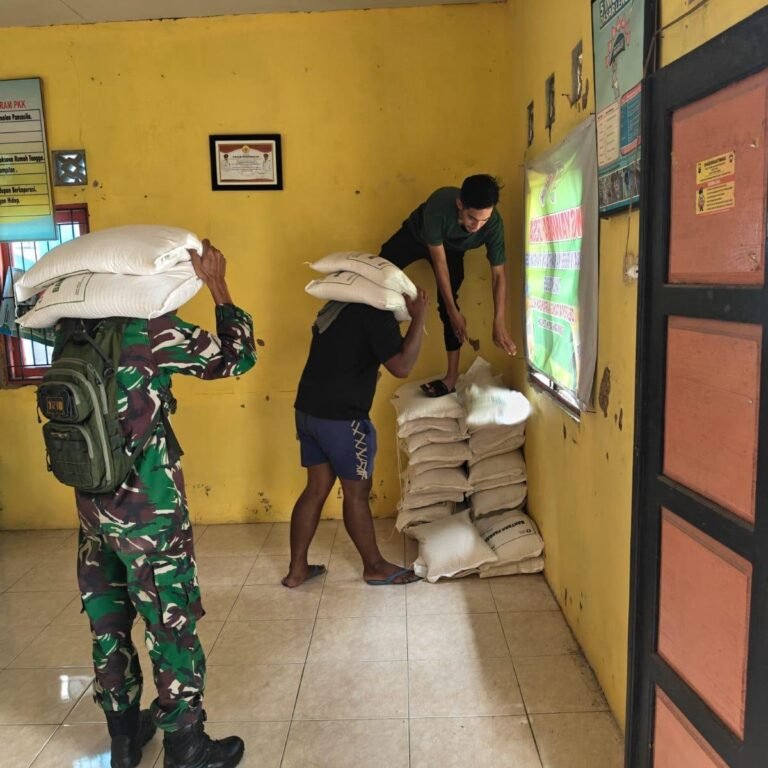 8.736 Karung Beras Disalurkan ke Warga Tapin Tengah dengan Pendampingan Babinsa