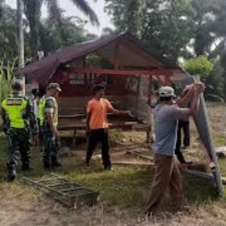 Gotong Royong Pembuatan Pos Kamling, Babinsa Pos Ramil Tadu Raya Hadir di Rantau Selamat