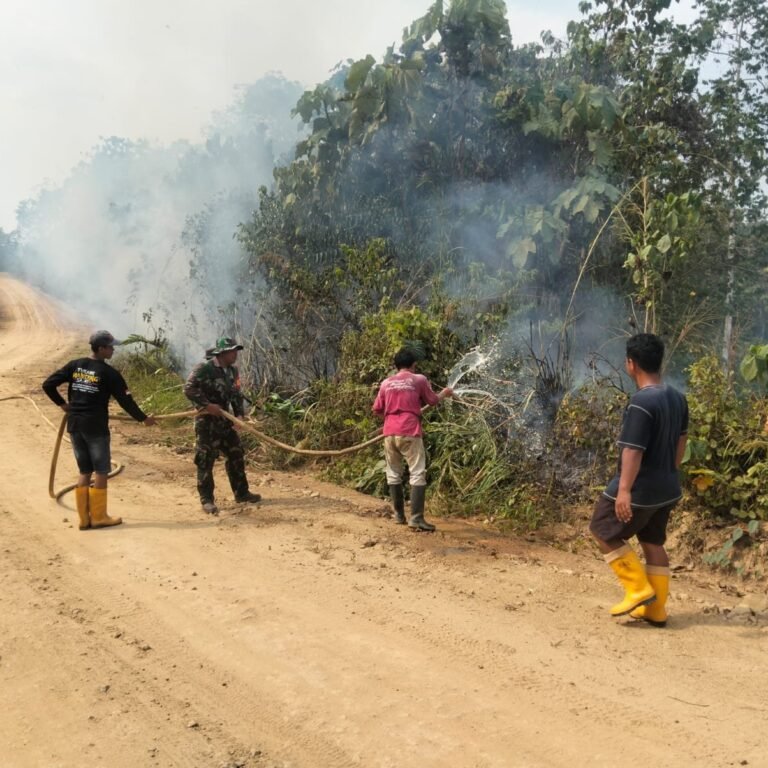 Respons Cepat Koramil 05/Muara Bengkal Padamkan Karhutla di Desa Mugirahayu